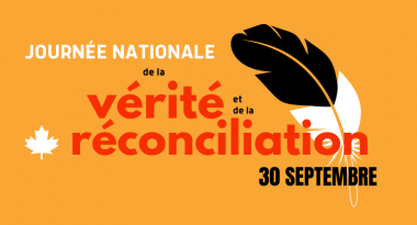 Texte de l’image « Journée nationale de la vérité et de la réconciliation. 30 septembre ». Le logo du YMCA se trouve en haut à droite. À droite, il y a une plume d’aigle. À gauche, il y a une feuille d’érable.