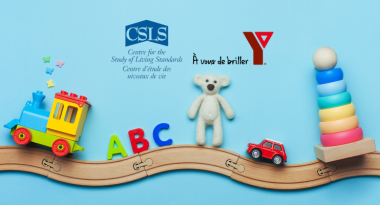 Les jouets sont alignés le long d’une voie ferrée en bois