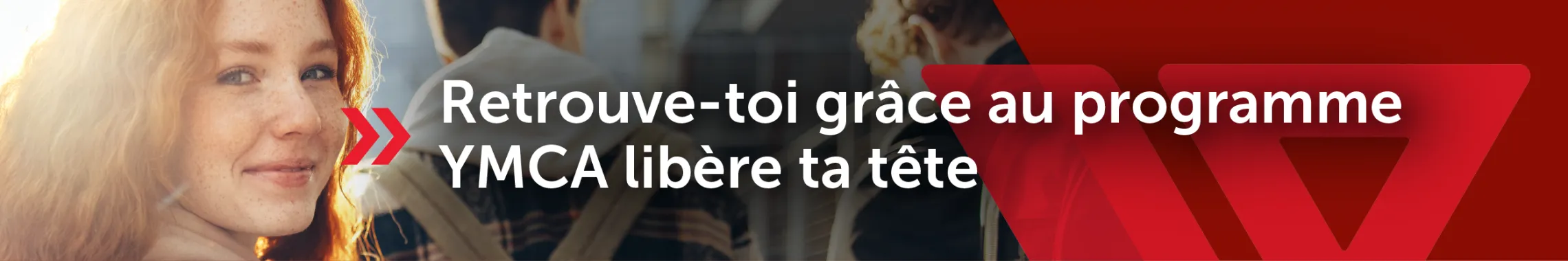 A young women is smiling at the camera. Text: Retrouve-toi grace au programme YMCA liber ta tete