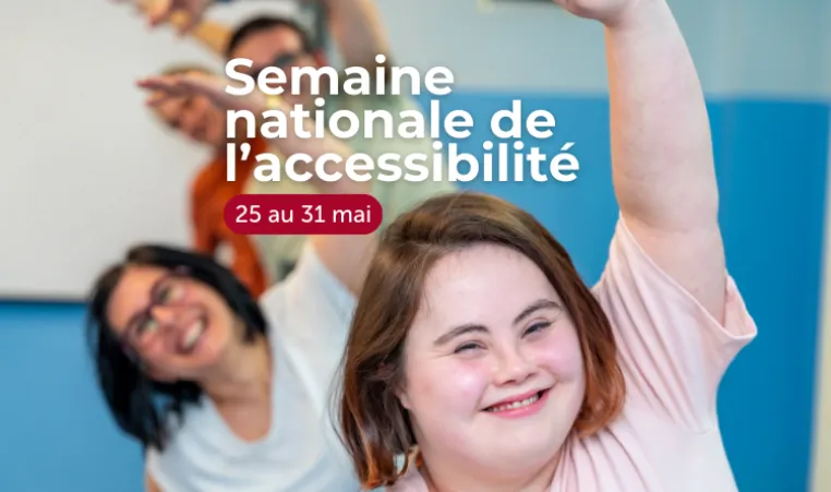 Text: Semaine nationale de l’accessibilité. 25- 31 mai. Image : Trois personnes affichant de grands sourires lèvent les bras avec enthousiasme pendant une activité de groupe.