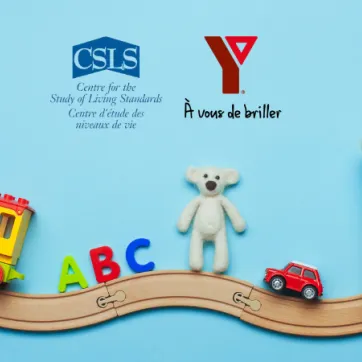 Un tas de jouets sont posés au sommet d’une voie ferrée en bois